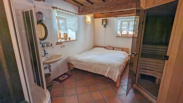 Schlafzimmer mit Sauna und Dusche