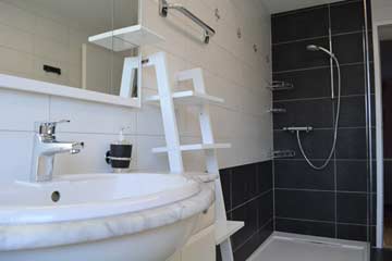 weiteres Bild Badezimmer mit gr. Dusche und WC
