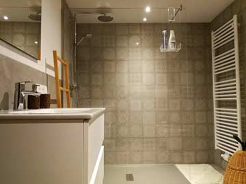 frisch renoviertes Badezimmer