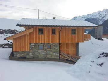 Seitenansicht der Hütte im Winter