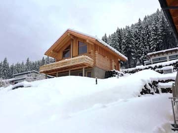 Chalet mit Sauna und Kamin im Gailtal im Winter