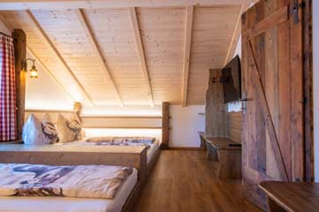 Mehr als ein -Matratzenlager- das 4-Bett-Zimmer im Alphütten-Stil