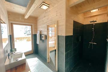 Dusche neben der Sauna
