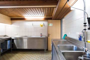 Spülküche mit Waschstraße im UG
