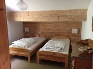 Schlafzimmer mit 2 Einzelbetten nebeneinander