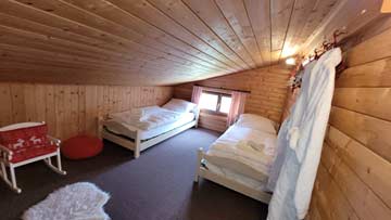 kleines Schlafzimmer in der Dachschräge
