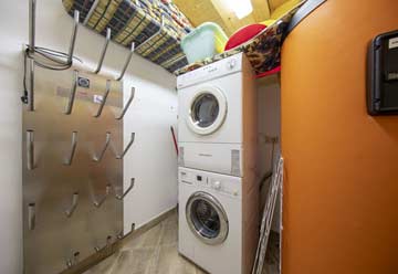 Technikraum mit Waschmaschine, Trockner und Skischuhtrockner