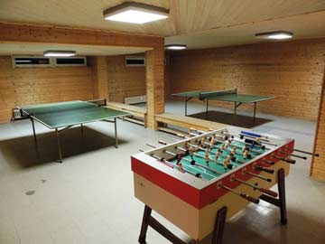 Spielraum mit Tischtennisplatten und Tischkicker