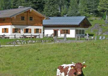 die Hütte Obertauern (rechts) im Sommer