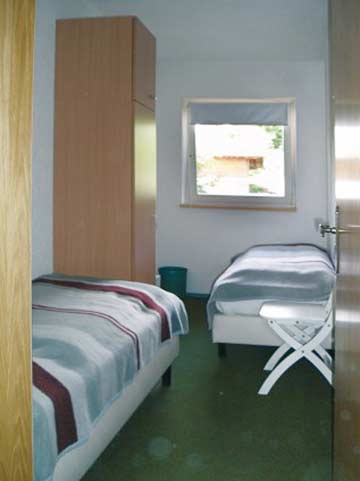 das Schlafzimmer mit 2 Einzelbetten: Möchte man den Durchgang zum anderen Schlafzimmer offen halten; stehen die Betten einzeln ...
