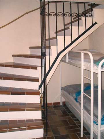Treppenabgang mit Etagenbett für 2 Personen (bei Bedarf). Sind die Wohnungen ÖSSL/I/177 und ÖSSL/I/177A an unterschiedliche Gruppen vermietet, wird diese Treppe nicht genutzt und der obere Zugang zur Treppe ist verschlossen.