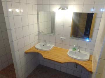 Badezimmer im EG mit Doppelwaschtisch, Dusche und WC