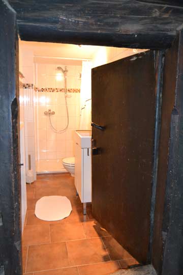 hinter uralten Türen verbirgt sich ein modernes Badezimmer (OG)