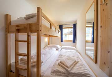 Schlafzimmer mit Etagen- und Ausziehbett