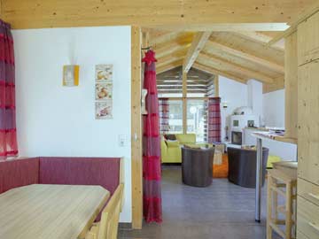 Ferienhaus Wald im Pinzgau - der schöne Wohnbereich von der Küche aus