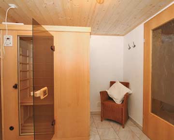 Badezimmer mit Sauna (Infrarotkabine)
