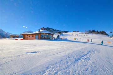 nur wenige Schritte vom Chalet entfernt: Skipiste und Après Ski / Pistenbar