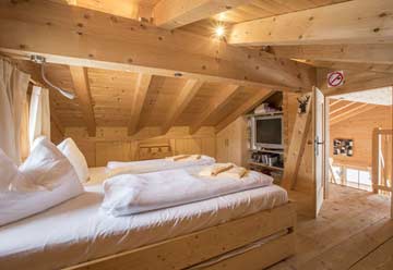 Schlafzimmer in der Dachschräge; Bett ist ausziehbar