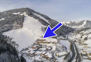 Super Lage zu den Skipisten (die Piste links führt zu einer Skibushaltestelle, die Piste zur Talstation verläuft knapp oberhalb)