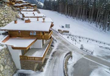 Haus und Skiabfahrt im Winter