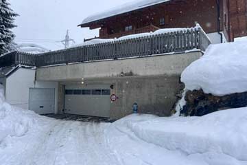 Einfahrt der nahen Gemeinschaftsgarage im Winter