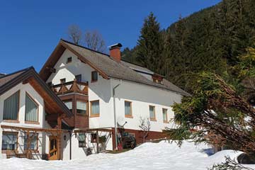 Ferienhaus Obertauern - Schneesicherer Skiurlaub in Österreich (rechts das Ferienhaus, links angebaut das Wohnhaus der Hausbesitzerin)