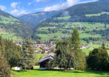 Rückansicht des Hauses mit Aussicht auf die Kitzbüheler Alpen