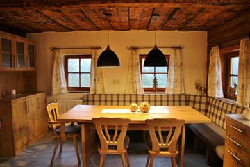 so gemütlich sitzt man in der Skihütte Bad Hofgastein: Esstisch in der Küche