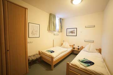 Schlafzimmer mit Einzelbetten im UG