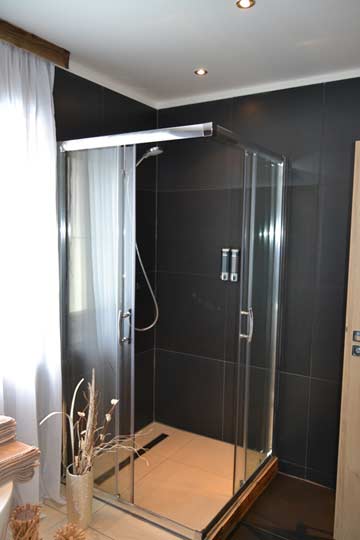 zusätzliche Dusche im Badezimmer, in dem auch die Badewanne steht (siehe linker Bildrand)