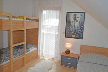 Etagenbett und eines der Einzelbetten im Schlafzimmer 3