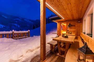 Terrasse mit Sauna im Winter