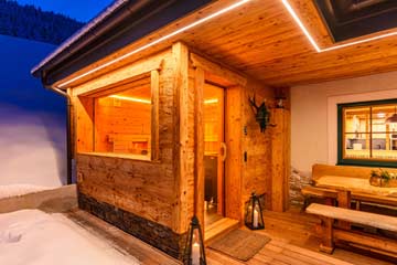 die Sauna auf der Terrasse im Winter
