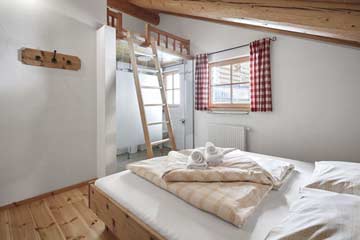 Raffiniert: Doppelzimmer mit Zusatzschlafplatz über der Dusche
