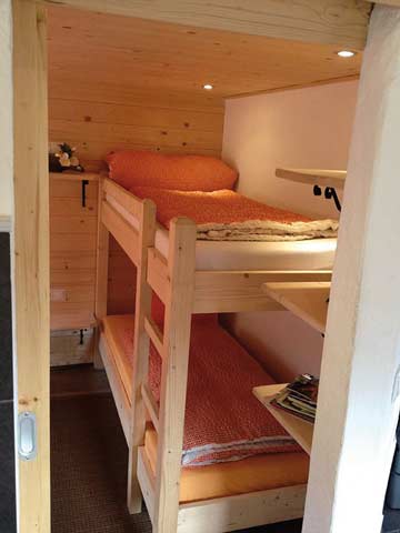 das untere Schlafzimmer mit Doppel- und Etagenbett
