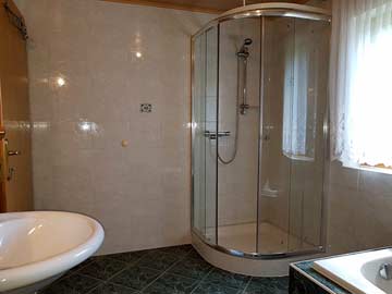 großes Badezimmer im EG mit Badewanne und zusätzlicher Dusche
