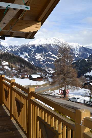Aussicht im Winter zum Skigebiet Großglockner-Resort Matrei-Kals (in der Bildmitte sieht man die Schneise der Bergbahntrasse)