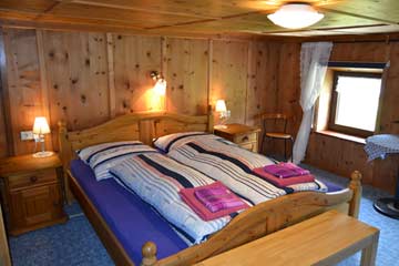 Schönes Bauernschlafzimmer mit Doppelbett ...