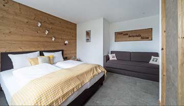 2-3-Bett-Zimmer mit Doppelbett und Sofa