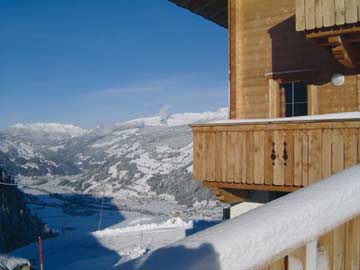 Hütte Mayrhofen - herrlicher Ausblick auf das verschneite Zillertal