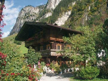 Ferienwohnung Mayrhofen 10 Personen - Hausansicht im Sommer