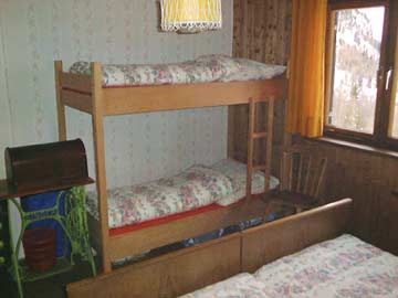 das Schlafzimmer mit Doppel- und Etagenbett