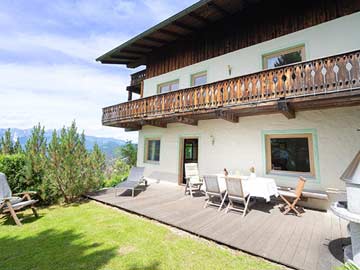 Ferienhaus Zillertal: gemütliche Sonnenterrasse weitab von Verkehr und Lärm