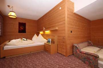 Blick in ein Schlafzimmer (4-Bett-Zimmer mit Doppelbett und Doppelschlafsofa)