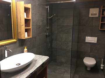 Renoviertes, modernes Badezimmer