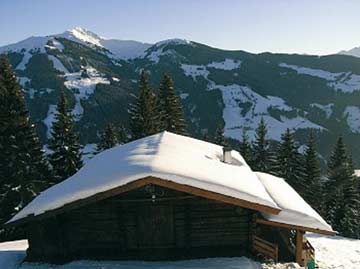 von der Berghütte Alpbach blickt man u.a. auf das Skigebiet Alpbach