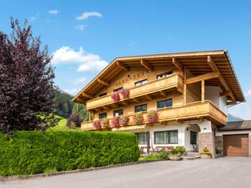 Großzügiges Ferienhaus für 25 Personen im Zillertal mit neuer Holzfassade