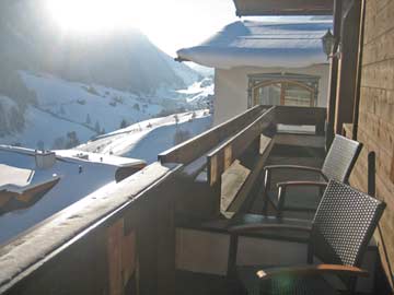 Balkon im Winter (im Hintergrund die Skipiste)