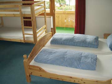 ein 4-Bett-Zimmer mit Balkon