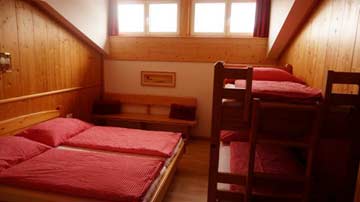 Schlafzimmer mit Doppelbett und Etagenbett 